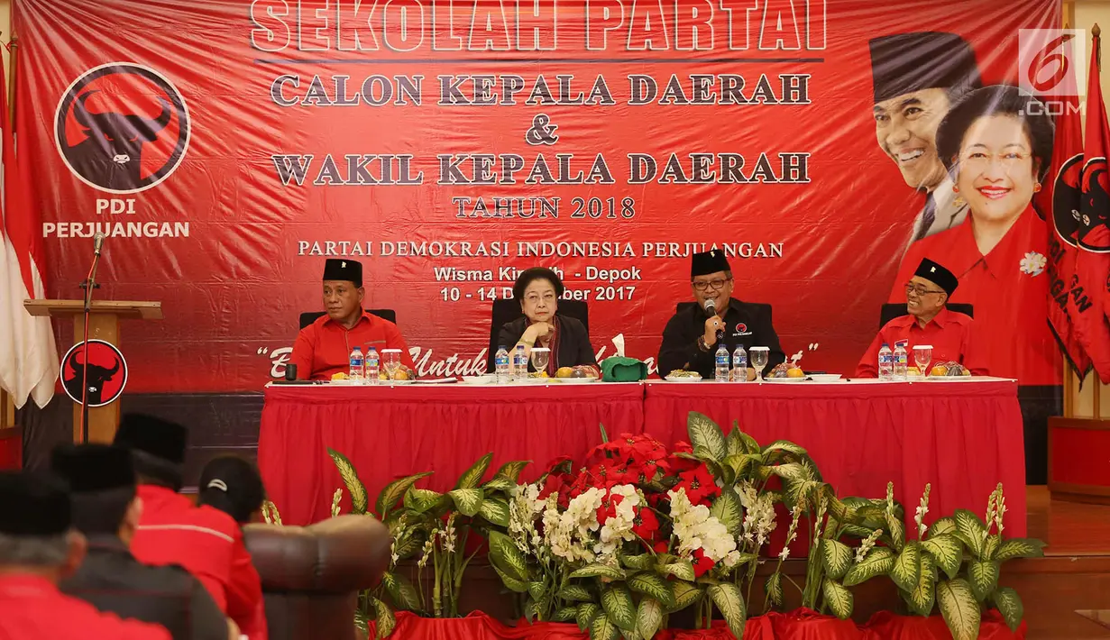 Ketum PDIP, Megawati Soekarnoputri (kedua kiri) dan Sekjen DPP PDIP, Hasto Kristiyanto (kedua kanan), saat kuliah umum Sekolah Partai Kepala Daerah dan Wakil Kepala Daerah di Depok, Jawa Barat, Selasa (12/12). (Liputan6.com/Immanuel Antonius)