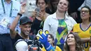 Kehadiran Neymar menjadi daya tarik penonton laga final bola voli putra  Olimpiade Rio 2016 antara Brasil melawan Italia di Stadion Maracanazinho, Rio de Janeiro, (21/8/2016). (AFP/Johannes Eisele)