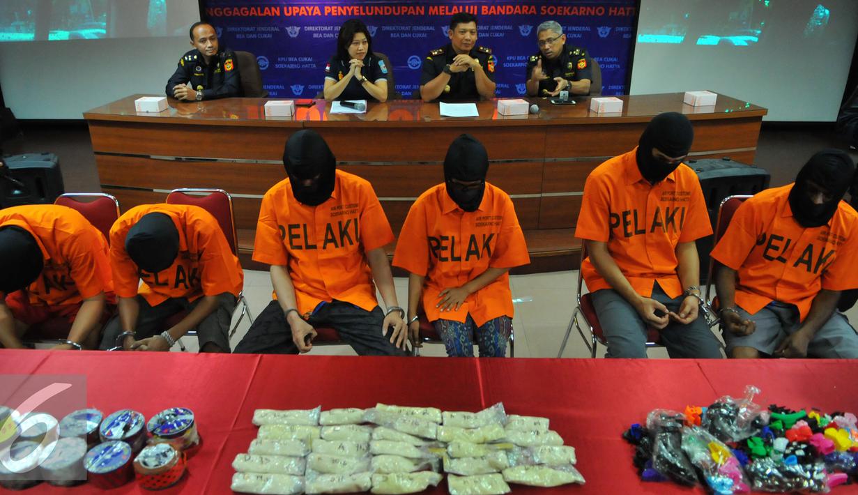 Petugas Bea Cukai saat menggelar konpers terkait kasus narkoba jaringan internasional di kantor Bea Cukai Bandara Soetta, Tangerang, Kamis (10/3). Bea Cukai berhasil menangkap tersangka yang berasal dari India dan Malaysia. (Liputan6.com/Faisal R Syam)