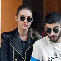 Gigi Hadid merasa tersinggung dengan sikap Perrie Edwards yang merupakan mantan kekasih Zayn Malik. Lantaran lirik sebuah lagu, Gigi meminta Perrie untuk segera move on dari Zayn. (doc.Hollywoodlife.com)