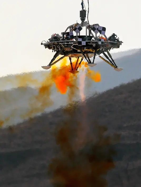 Seorang pendarat menjalani uji coba pendaratan di Mars, Huailai, Hebei, China, Kamis (14/11/2019). China mengundang pengamat internasional untuk melihat uji coba pendaratan di Mars tersebut. (AP Photo/Andy Wong)