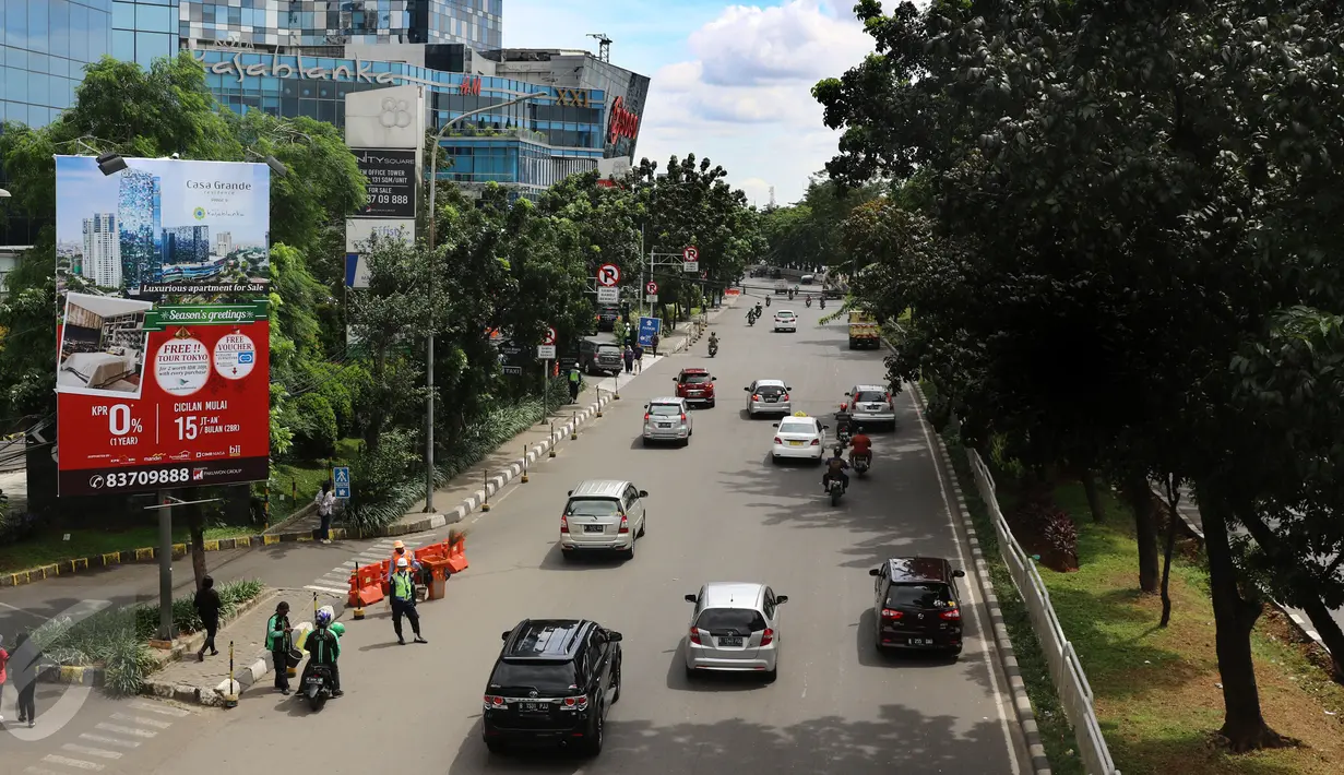 Kendaraan melintasi jalan Casablanca Raya, Jakarta, , Sabtu (24/12). Menjelang natal sejumlah ruas jalanan Jakarta tampak lengang. (Liputan6.com/Herman Zakharia)
