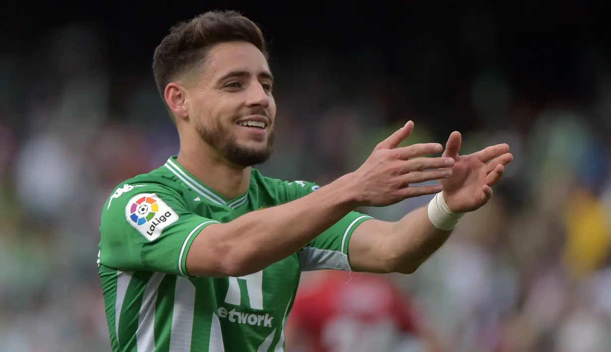 Alex Moreno merupakan bek kiri andalan Real Betis. Ia merupakan tipe pemain pekerja keras baik saat bertahan maupun menyerang. Hal itu dibuktikan dari catatan 5 gol dan 4 assistnya dalam 25 penampilan di liga. (AFP/Cristina Quicler)