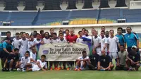 Para pemain Persib Bandung membentangkan spanduk ucapan terima kasih ke bobotoh jelang latihan di Stadion Gelora Bandung Lautan Api, Bandung, Kamis (16/6/2016). (Bola.com/Permana Kusumadijaya)