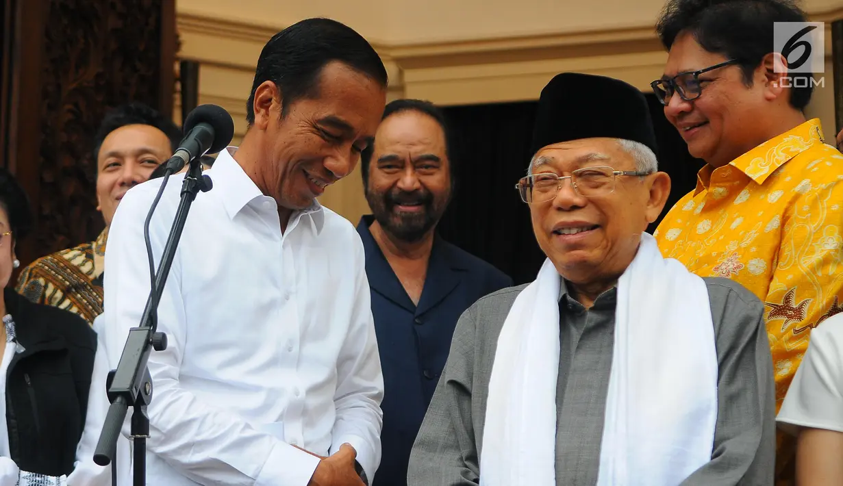 Capres dan Cawapres 01 Joko Widodo-Ma'ruf Amin saat memberi keterangan di Jakarta, Kamis (18/4). Dalam keterangannya Jokowi memaparkan hasil quick count 12 lembaga survei yang 100% sudah selesai, Jokowi-Amin memperoleh 54,55 % suara dan Prabowo-Sandi 45,5%. (Liputan6.com/Angga Yuniar)