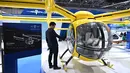 Berlangsung di Zhuhai International Airshow Center, China, perhelatan ini akan berlangsung hingga 30 November 2025 mendatang. Tampak dalam foto, seorang pengunjung terlihat di samping model Zerog eVTOL ZG-ONE di stan Zerog selama Aero Asia 2025 di Zhuhai, Provinsi Guangdong, Tiongkok selatan, pada Kamis 27 November 2025. (Hector RETAMAL/AFP)