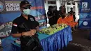 Petugas BNN menjaga barang bukti narkoba sebelum dimusnahkan di lapangan parkir BNN, Jakarta Timur, Jumat (26/1). BNN memusnahkan 40 kilogram sabu hasil penangkapan dari jaringan Penang Malaysia pada 10 Januari 2018 lalu. (Liputan6.com/Arya Manggala)