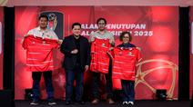Ketua Umum PSSI, Erick Thohir (kedua kiri) berfoto bersama dengan Ketua Steering Committee (SC) Piala Presiden 2025, Maruarar Sirait (kiri), Programming Director SCM, Harsiwi Achmad (kanan), dan perwakilan PricewaterhouseCoopers (PwC) sambil memegang jersey Timnas Indonesia bertanda tangan pelatih baru John Herdman dalam acara Malam Penutupan Piala Presiden 2025 di Studio 8 SCTV Tower, Senayan City, Minggu (12/04/2026) malam WIB. (Bola.com/Bagaskara Lazuardi)