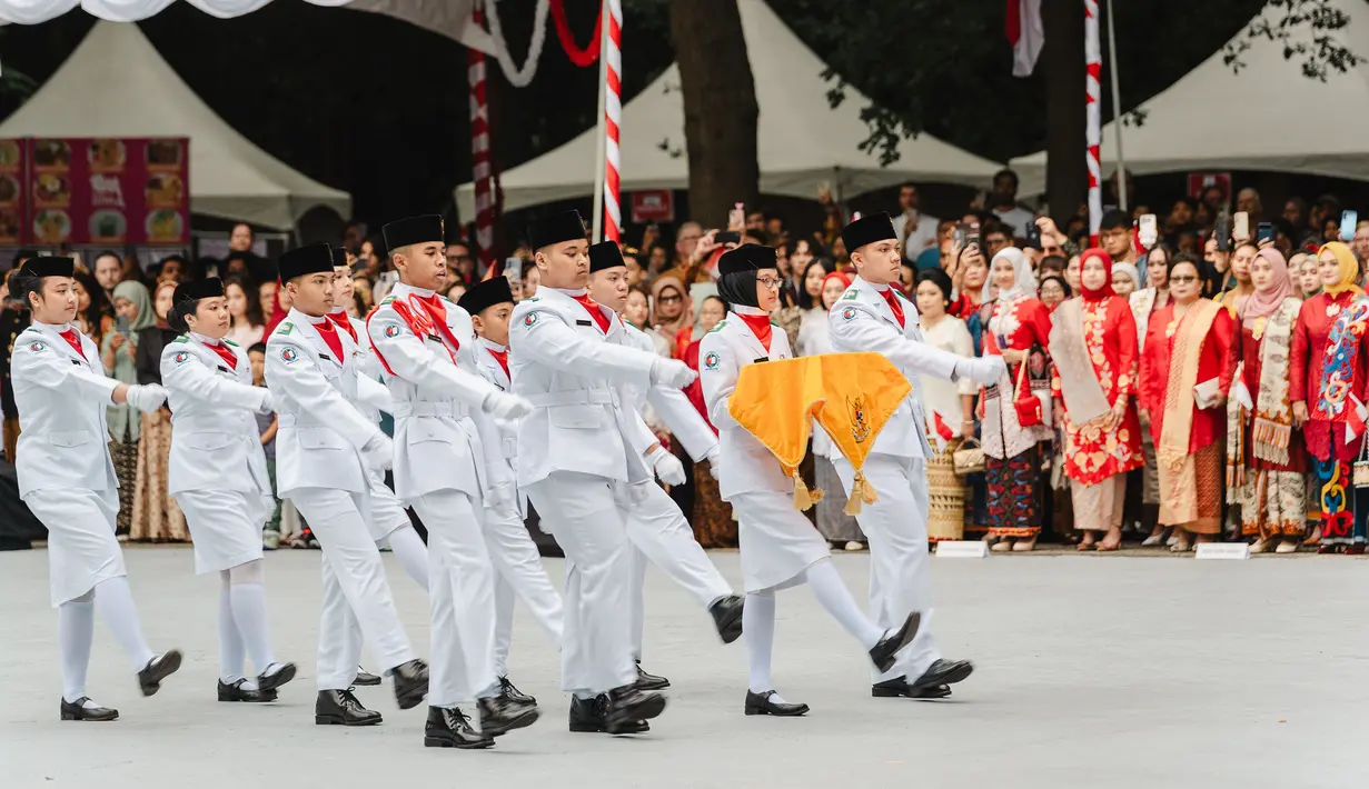 <p>Sejumlah pasukan pengibaran bendera merah putih bertugas saat perayaan hari ulang tahun kemerdekaan Indonesia ke-80 di KBRI Den Haag, Belanda, Minggu (17/08/2025). (Dok. KBRI)</p>