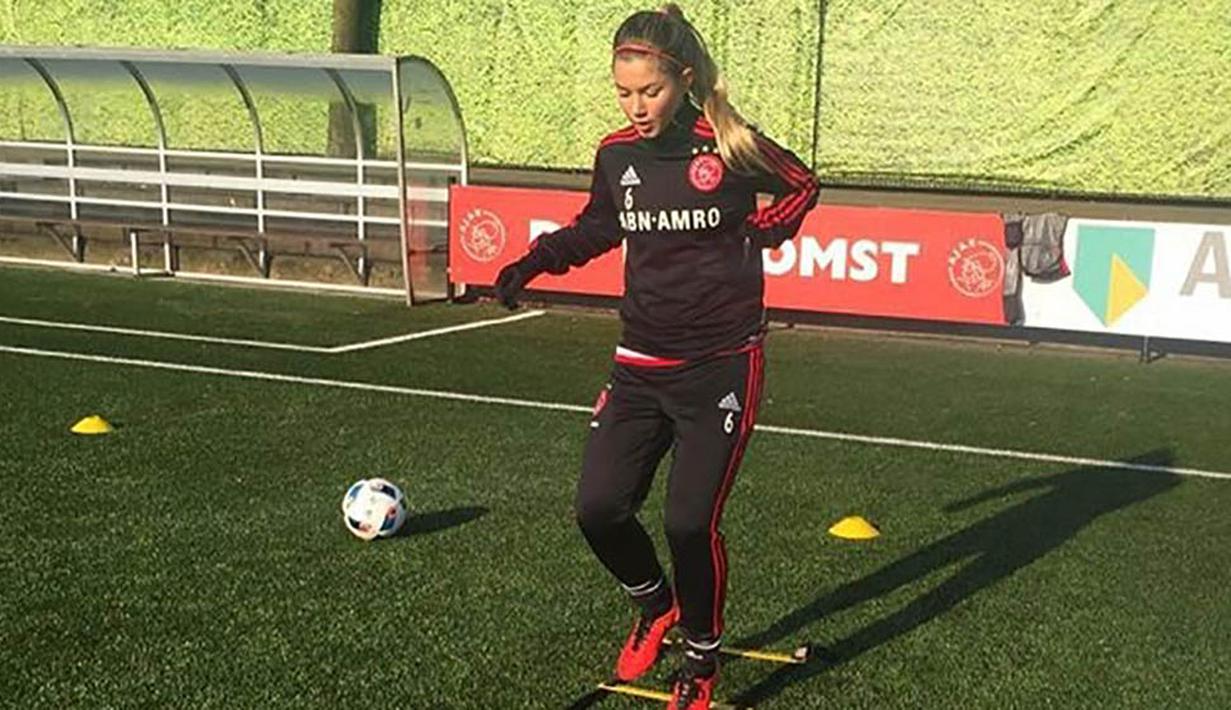 Dirinya kini bermain untuk tim Ajax Amsterdam, sebelumnya Anna juga sempat membela Arsenal. (Bola.com/Instagram/Anoukhoogendijk)