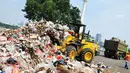 Membludaknya wisatawan yang mengunjungi Monumen Nasional berimbas pada meningkatnya volume sampah yang ada di seputaran Tugu Monas, Jakarta, (31/7/2014). (Liputan6.com/Faizal Fanani)