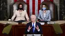 Presiden Joe Biden berpidato didampingi Wakil Presiden Kamala Harris dan Ketua DPR Nancy Pelosi di Kongres, US Capitol, Washington, Amerika Serikat, Rabu (28/4/2021). Joe Biden menyampaikan pencapaiannya dalam 100 hari pertama menjabat. (Jim Watson/Pool via AP)