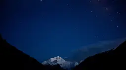 Foto yang diabadikan pada 4 September 2020 ini menunjukkan Gunung Qomolangma di bawah langit malam yang berbintang. (Xinhua/Lyu Shuai)