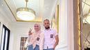 Berbeda dengan sang suami, Shireen menganggap mereka sebagai anak osis yang bertemu dengan anak rohis yang belum juga lulus. Terlepas dari candaan tersebut, pasangan yang terlibat cinlok di sinetron 'Cinta Fitri' ini tampak begitu serasi. (Liputan6.com/IG/@shireensungkar)
