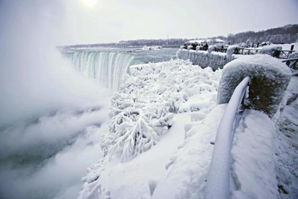 Air Terjun Niagara Membeku Indahnya Seperti Di Film Frozen
