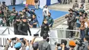 Para pejabat negara saat menaiki kapal selam KRI Alugoro-405 untuk mengikuti upacara penyematan brevet Hiu Kencana di bawah air di kapal selam KRI Alugoro-405, Dermaga 100, Tanjung Priok, Jakarta Utara, Senin (28/11/2022). Brevet Hiu Kencana merupakan simbol pengakuan terhadap profesionalisme prajurit kapal selam dalam taktik dan teknik peperangan bawah laut yang dapat menumbuhkan kebanggaan dan jiwa korsa bagi pemakainya. (merdeka.com/Iqbal S Nugroho)