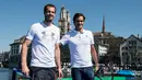 Petenis Roger Federer dan petenis Andy Murray berpose seusai pertandingan amal di sebuah lapangan kecil di atas sungai Kota Zurich, Senin (10/4). Pertandingan amal itu mampu menggalang dana sebesar 2 juta euro (Rp28 miliar). (Ennio Leanza/Keystone via AP)