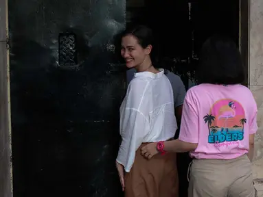 Artis yang juga anak Ratna Sarumpaet, Atiqah Hasiholan tersenyum saat masuk ke dalam tahanan Polda Metro Jaya, Jakarta, Selasa (6/11). Atiqah menjenguk ibunya, Ratna Sarumpaet yang dikabarkan kondisi kesehatannya menurun. (Liputan6.com/Faizal Fanani)
