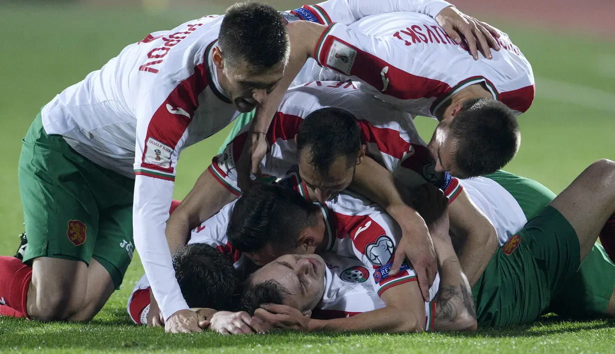 Striker Bulgaria, Spas Delev, merayakan gol yang dicetaknya ke gawang Belanda pada laga kualifikasi Piala Dunia 2018 di Stadion Vassil Levski, Bulgaria, Sabtu (25/3/2017). Bulgaria menang 2-0 atas Belanda. (AFP/Nikolay Doychinov)