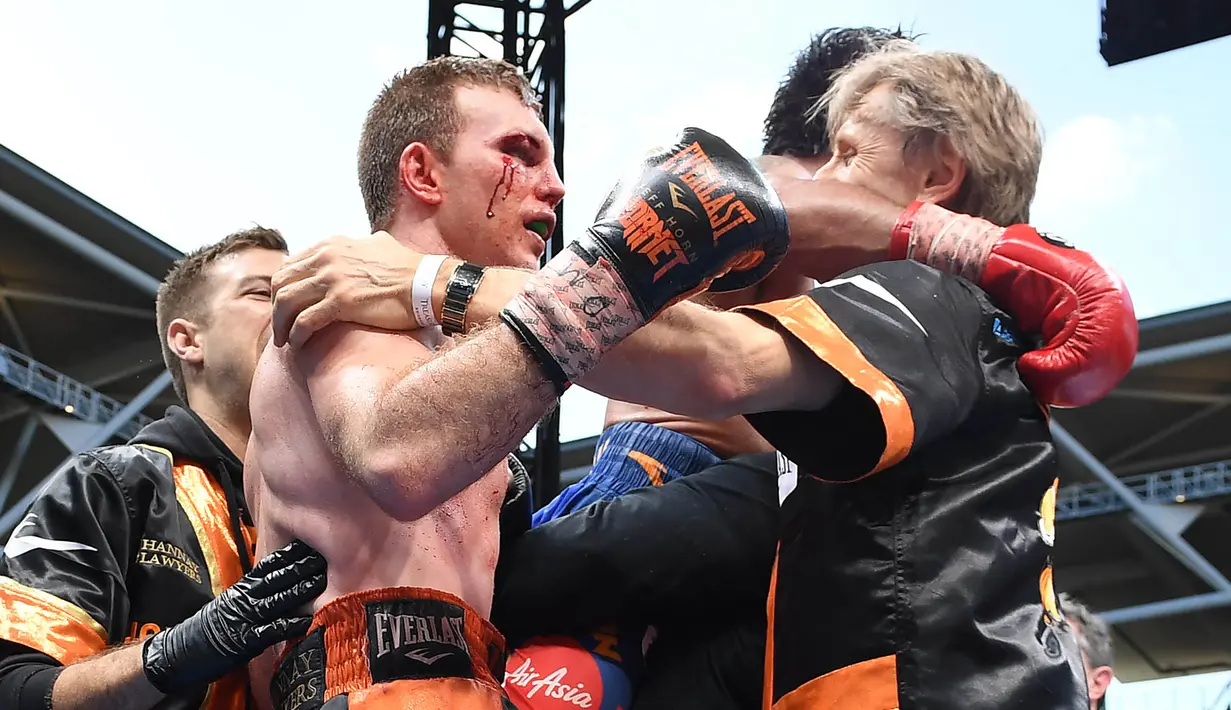 Petinju Australia, Jeff Horn, melakukan selebrasi usai berhasil mengalahkan petinju Filipina, Manny Pacquiao di Stadion Suncorp, Brisbane, Australia, Minggu (2/7/2017). Jeff Horn berhasil merebut sabuk juara kelas welter versi WBO. (EPA/Dave Hunt)