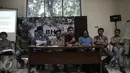 Sekjen AJI Indonesia Arfi Bambani (tengah) saat memberi keterangan pers, Jakarta, (12/5). Pelanggaran dalam bentuk pelarangan, intimidasi, pembubaran pakasa, penangkapan sewenang-wenang, pembredelan, pencekalan dan lain-lain. (Liputan6.com/Faizal Fanani)