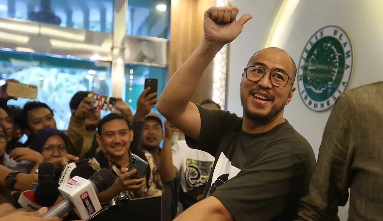 Kedatangannya untuk bersilaturahim terkait materi stand up comedy "Mens Rea" yang belakangan menjadi perhatian sejumlah pihak. Tampak dalam foto, komika, Pandji Pragiwaksono saat menjawab pertanyaan pewarta di Gedung Majelis Ulama Indonesia (MUI), Jakarta, Selasa (3/2/2026). (Kapanlagi.com/Budy Santoso)