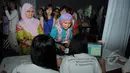 Sejumlah Cinemaholic saat menukarkan tiket jelang nonton bareng film Cinderella di Blitzmegaplex Central Park, Jakarta, Sabtu (14/3/2015). (Liputan6.com/Herman Zakharia)