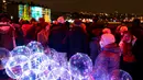 Orang-orang menghadiri pertunjukan cahaya malam di Lyon, Prancis, 8 Desember 2022. Jutaan orang diperkirakan akan menyaksikan acara Festival Cahaya selama empat hari di kota tersebut. (AP Photo/Laurent Cipriani)