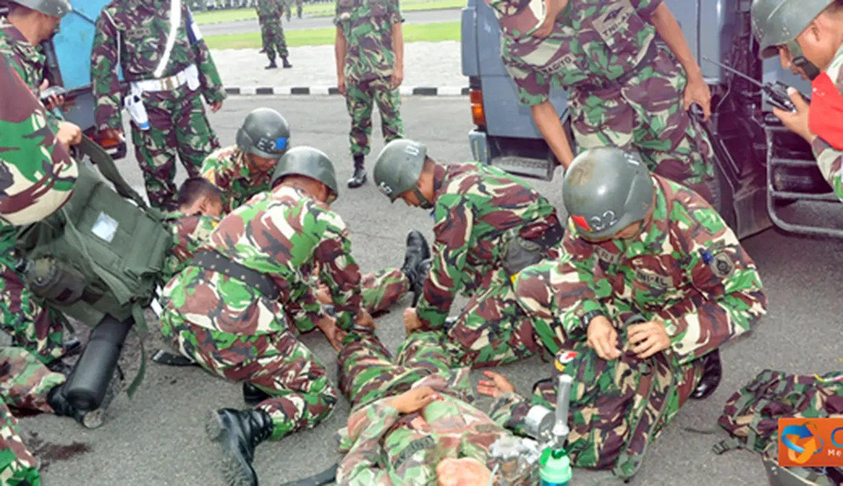 Citizen6, Surabaya: Sebanyak 163 siswa Pusat Pendidikan Kesehatan (Pusdikkes) Kobangdikal melaksanakan latihan dan praktek evakuasi korban pertempuran laut, Senin (16/4). (Pengirim: Penkobangdikal)