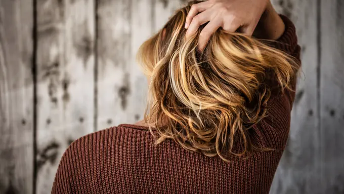 Penyebab Rambut Bau Apek