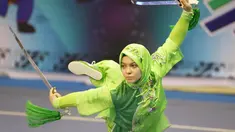 Atlet Wushu asal Turki, Elif Akyuz saat beraksi, pada Kejuaraan Dunia Wushu 2015 di Istora Senayan, Jakarta, Minggu(15/11/2015). (Bola.com/Nicklas Hanoatubun)