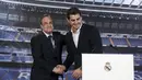 Mantan kiper sekaligus kapten Real Madrid Iker Casillas (kanan) bersalaman dengan Presiden Real Madrid Florentino Perez saat upacara perpisahannya di Stadion Santiago Bernabeu, Spanyol, Senin (13/7/2015). (REUTERS/Andrea Comas)