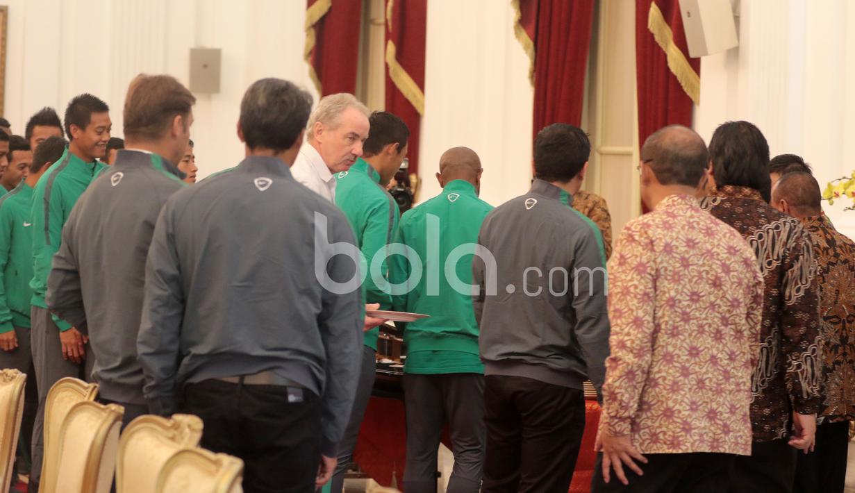Pelatih Alfred Riedl dan pemain Timnas Indonesia mengambil makan siang saat bersama Presiden RI, Joko Widodo di Istana Negara, (19/12/2016). (Bola.com/Nicklas Hanoatubun)