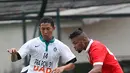 Pemain Persija, Patrick Da Silva (kanan) berebut bola dengan pemain Prapon DIY pada laga ujicoba di Stadion UNY, Rabu (9/3/2016). Laga ujicoba dilakukan Persija sebagai persiapan menghadapi turnamen  Piala Bhayangkara 2016. (Liputan6.com/Boy Harjanto)
