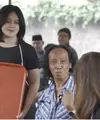 Tidak hanya gagal fokus dengan luasnya halaman Mandra, Maia Estianty juga terkejut melihat paras cantik putrinya. Selama ini jarang tersorot, Mandra memiliki dua putri cantik yang sudah besar. [Youtube/MAIA ALELDUL TV]