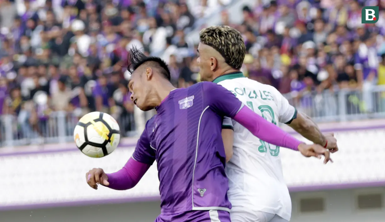 Striker PSS Sleman, Cristian Gonzales, duel udara dengan pemain Persita Tangerang pada laga Liga 2 di Stadion Benteng Taruna, Tangerang, Jumat (26/10/2018). Kedua tim bermain imbang 1-1. (Bola.com/M Iqbal Ichsan)
