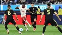 Alphonso Davies dari Kanada, kedua dari kiri, berebut bola dengan Erik Lira dari Meksiko, kiri, dan Israel Reyes dari Meksiko, kedua dari kanan, selama babak pertama pertandingan semifinal CONCACAF Nations League pada Kamis, 20 Maret 2025, di Inglewood, California. (Foto AP/Etienne Laurent)