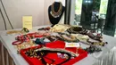 Yayasan Pernik Nusantara menggelar pameran Pernik Nusantara yang bertempat di Rarampa Resto, Kebayoran Baru, Minggu (3/5/2015). Pameran tersebut menampilkan beragam kerajinan asli nusantara seperti busana dan perhiasan. (Liputan6.com/Yoppy Renato) 