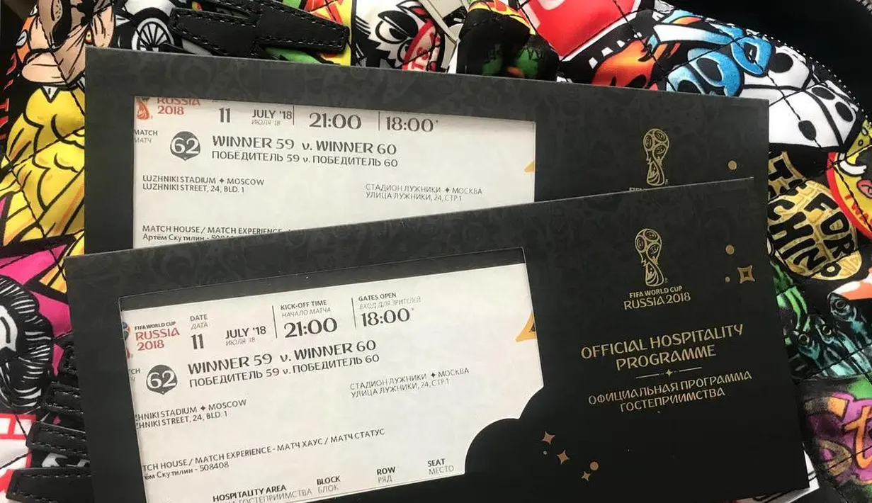 "Malam ini, saya hanya ingin melihat pemain @manchesterunited Itu sebabnya saya memilih pertandingan ini Dan saya berharap Inggris akan bertemu di 😇😇😇 final," tulis Via mengunggah foto tiketnya. (Instagram/viavallen)