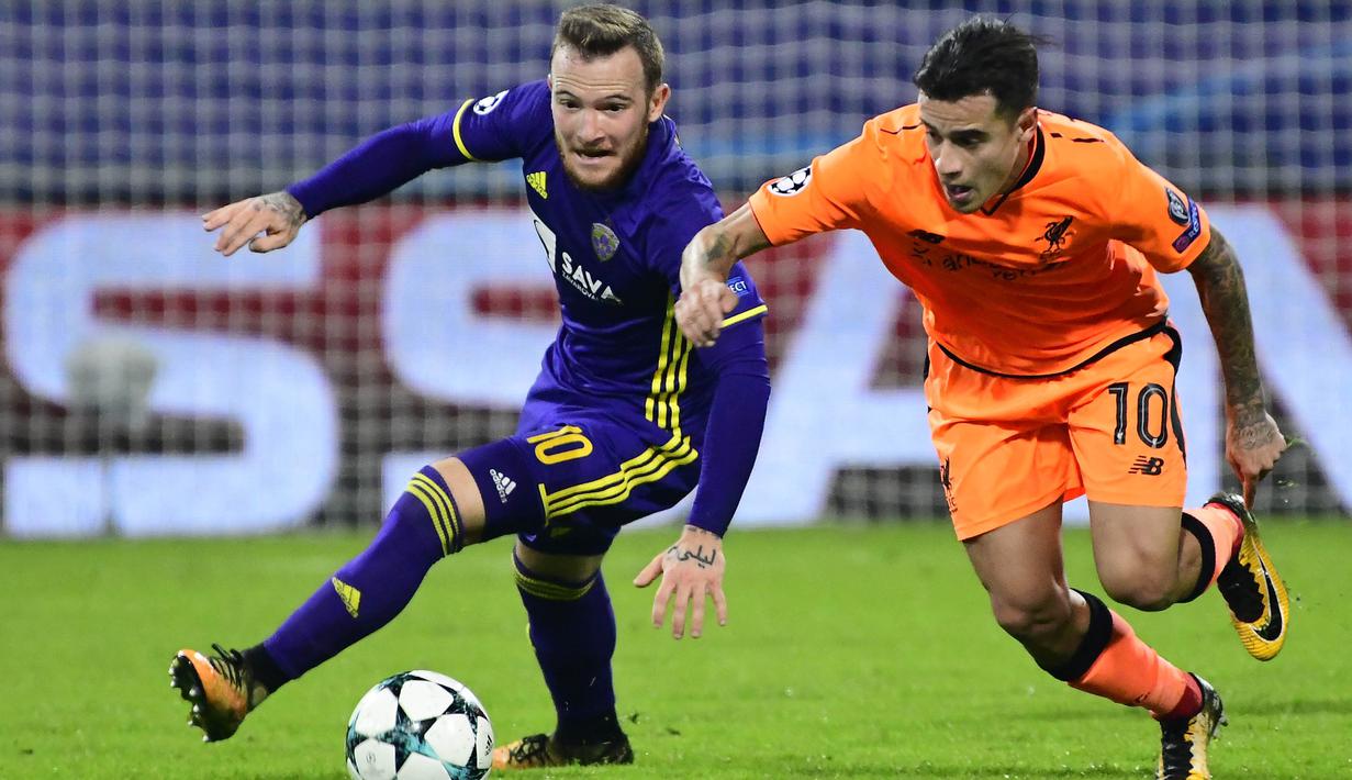 Gelandang Liverpool, Philippe Coutinho, berusaha melewati gelandang Maribor, Dino Hotic, pada laga Liga Champions di Stadion Ljudski Vrt, Maribor, Selasa (17/10/2017). Maribor kalah 0-7 dari Liverpool. (AFP/Jure Makovec)