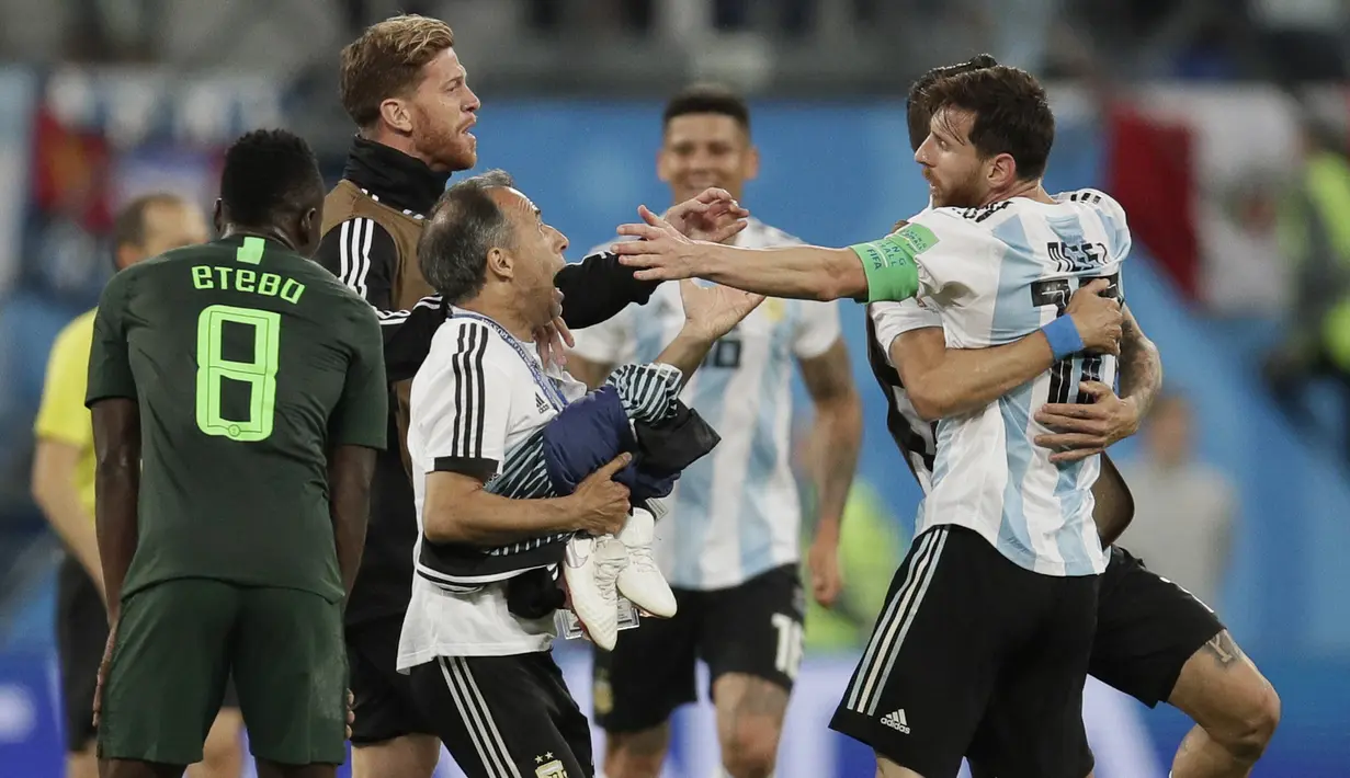 Para pemain Argentina merayakan kemenangan atas Nigeria pada laga grup D Piala Dunia di Stadion St Petersburg, St Petersburg, Selasa (26/6/2018)/ Argentina menang 2-1 atas Nigeria. (AP/Dmitri Lovetsky)