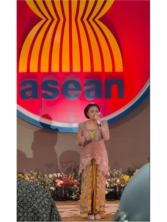 6 Potret Amora Lemos Tampil Berkebaya di Acara HUT ke-57 ASEAN, Bikin Pangling