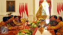 Presiden Jokowi berbincang dengan pimpinan MPR saat menggelar pertemuan di Istana, Jakarta, Selasa (24/1). Masih belum diketahui bahasan dalam rapat konsultasi tersebut. (Liputan6.com/Angga Yuniar)