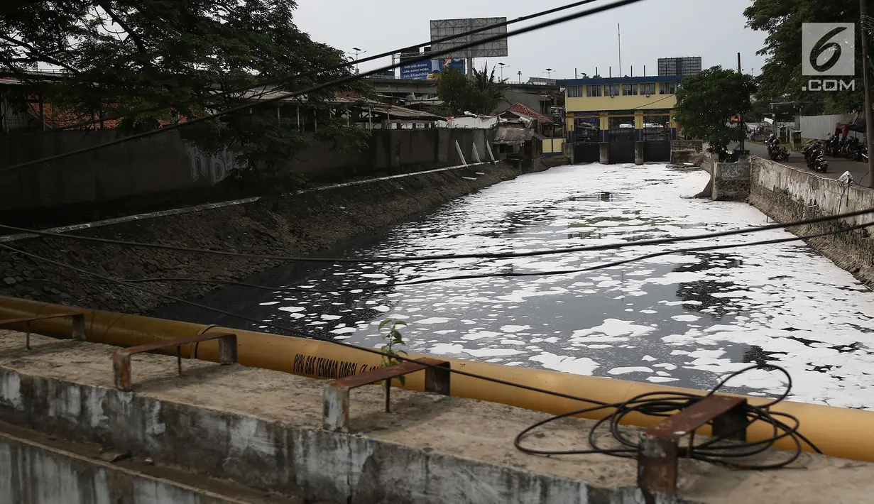 Buih terlihat di aliran Kali Duri yang berwarna hitam di kawasan Jakarta Barat, Sabtu (24/11). Pencamaran yang terjadi pada sungai-sungai di Jakarta berasal dari limbah domestik dan industri . (Liputan6.com/Herman Zakharia)