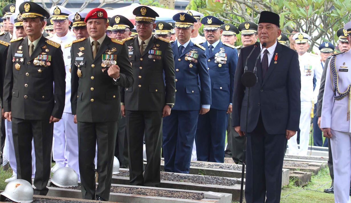 Upacara pemakaman dipimpin langsung Menteri Pertahanan Republik Indonesia, Sjafrie Sjamsoeddin. Tampak dalam foto, Menteri Pertahanan Republik Indonesia, Sjafrie Sjamsoeddin memimpin prosesi pemakaman mantan Menteri Pertahanan, Juwono Sudarsono, di Taman Makam Pahlawan Nasional (TMPN), Kalibata, Jakarta, Minggu (29/3/2026). (merdeka.com/Arie Basuki)