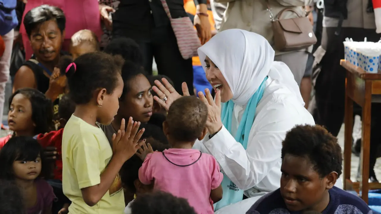 Istri Kapolri Tito Karnavian menyambangi korban banjir bandang Sentani, Papua.