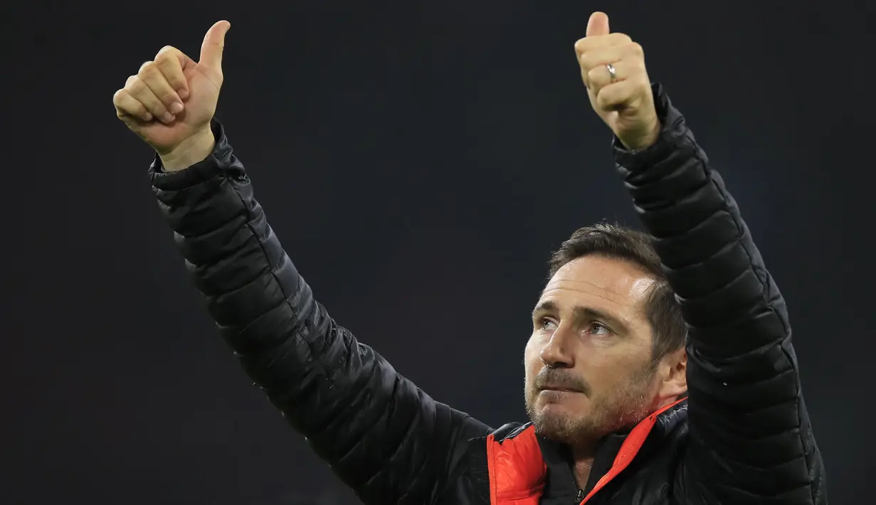 Pelatih Chelsea, Frank Lampard mengacungkan jempol merayakan kemenangan setelah pertandingan melawan Ajax pada pertandingan lanjutan Grup H Liga Champions di Johan Cruyff Arena, Amsterdam, Belanda (23/10/2019). Chelsea menang tipis atas Ajax 0-1. (AP Photo/Peter Dejong)