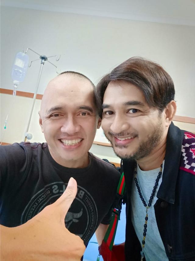 Jeremy Teti saat menjenguk Agung Hercules (Liputan6.com/ Sapto Purnomo)