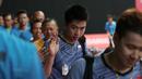 Kevin Sanjaya/Marcus Gideon disapa fans usai menang atas Rian Agung/Hendra Setiawan pada babak kedua Daihatsu Indonesia Master 2018 di Istora Senayan, Kamis (25/1/2018). Kevin/Marcus menang 21-16 23-2.1 (Bola.com/Nick Hanoatubun)
