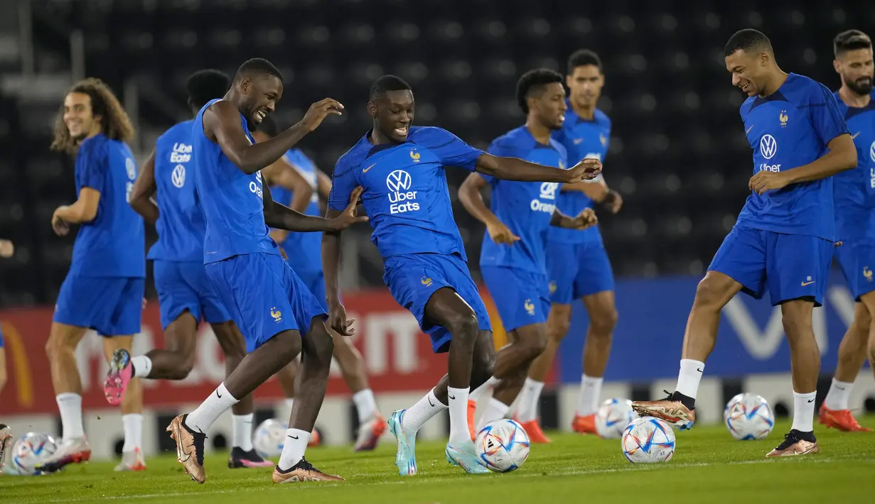 (kiri ke kanan) Pemain Prancis Matteo Guendouzi, Marcus Thuram, Randal Kolo Muani, Kingsley Coman, Raphael Varane, Kylian Mbappe, dan Olivier Giroud menjalani sesi latihan di Stadion Jassim Bin Hamad, Doha, Qatar, 8 Desember 2022. Prancis akan melawan Inggris dalam pertandingan sepak bola perempat final Piala Dunia 2022 pada 10 Desember. (AP Photo/Christophe Ena)